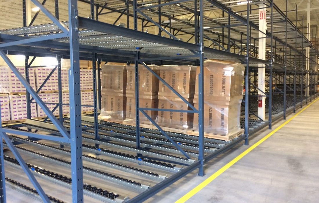 Pallet flow rack lanes with gravity rollers