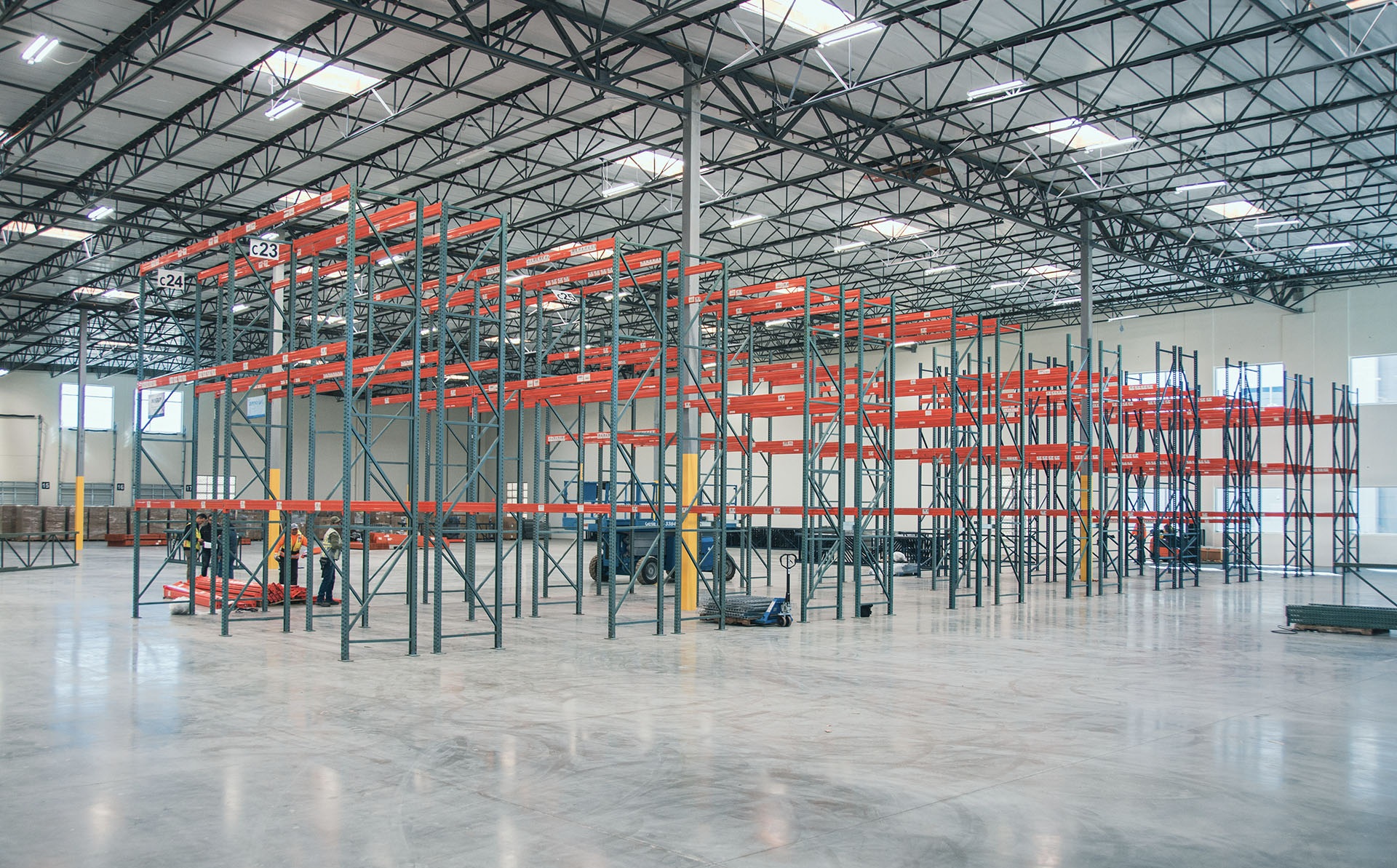 Selective pallet rack row with wire decking